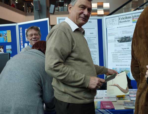 Das Friedensplenum sammelt Unterschriften für ein Rüstungsexportverbot¸ 6.1.2013 im Rosengarten; Foto: H. Sauer-Güth