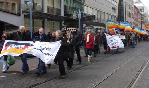 Die Ostermarschierer in Mannheim 2013 demonstrieren für einen Rückzug der Bundeswehr Die Ostermarschierer in Mannheim 2013 demonstrieren für einen Rückzug der Bundeswehr