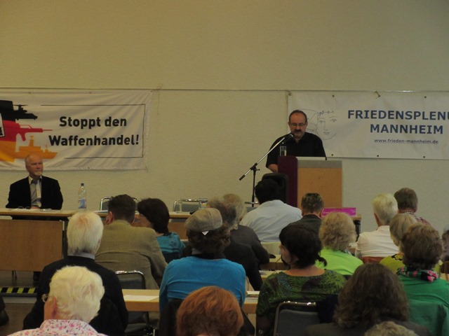 Mathias Kohler begrüßt die Besucher der Antikriegstagsveranstaltung 2014 in Mannheim Mathias Kohler begrüßt die Besucher der Antikriegstagsveranstaltung 2014 in Mannheim