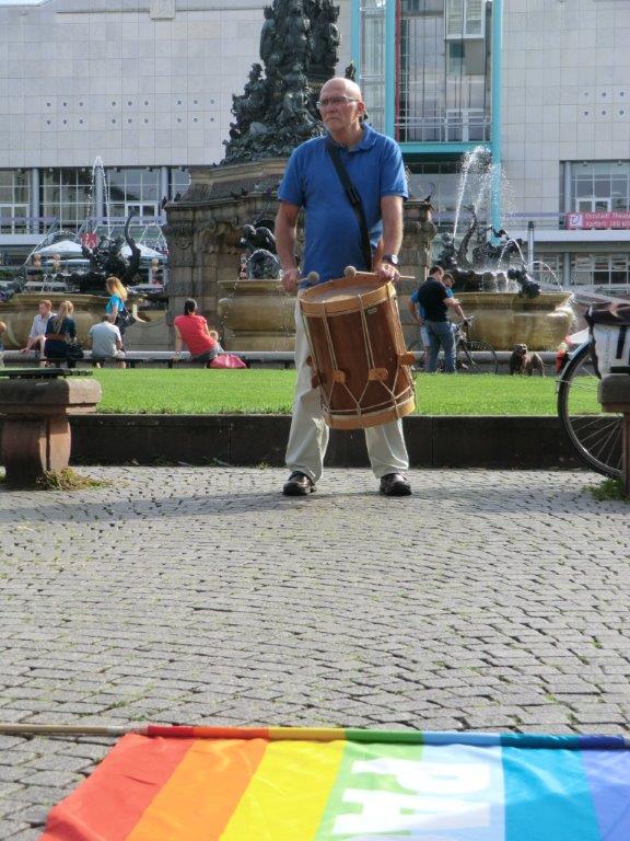 Trommler bei der Mahnwache zur Abschaffung von Atomwaffen Trommler bei der Mahnwache zur Abschaffung von Atomwaffen