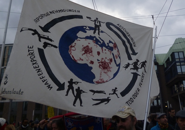 DFG-VK und Friedensplenum Mannheim bei der Demo Rüstungsexport sind eine wesentliche Ursache, dafür dass Menschen zu Flüchlingen werden