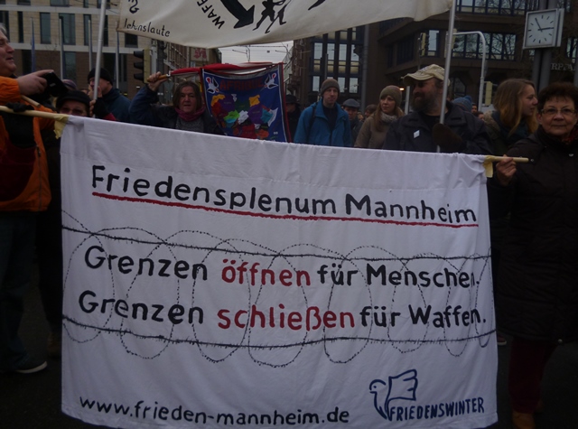 DFG-VK und Friedensplenum Mannheim bei der Demo Grenzen öffnen für Menschen. Grenzen schließen für Waffen.