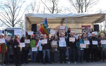 Ostermarsch-Teilnehmer in Mannheim fordern Abzug der A-Waffen aus Büchel und grüßen die dortigen Aktiven. Ostermarsch-Teilnehmer in Mannheim fordern Abzug der A-Waffen aus Büchel