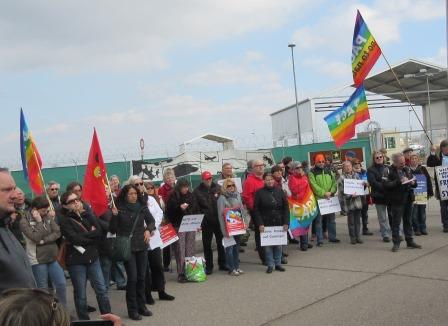 250 Personen demonstrieren am 26. März 2016 vor der Coleman-Kaserne 250 Personen demonstrieren am 26. März 2016 vor der Coleman-Kaserne für deren Schließung, das Ende der Bundeswehr-Auslandseinsätze und Auflösung der NATO