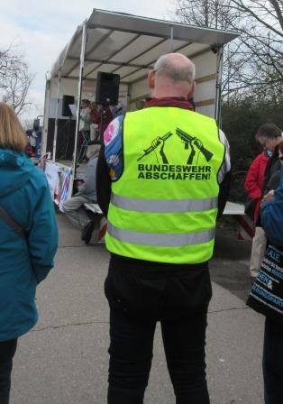 Eine Warnwestenaufdruck spricht eine klare Sprache: Bundeswehr abschaffen Eine Warnwestenaufdruck spricht eine klare Sprache: Bundeswehr abschaffen