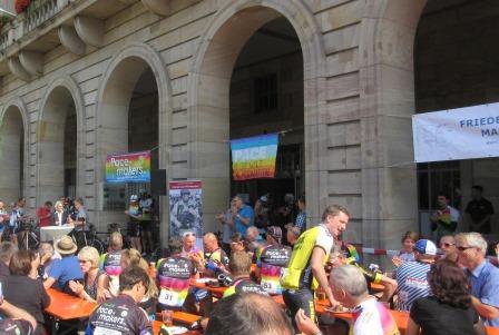Pacemakers Radmarathon für atomare Abrüstung vorm Mannheimer Rathaus