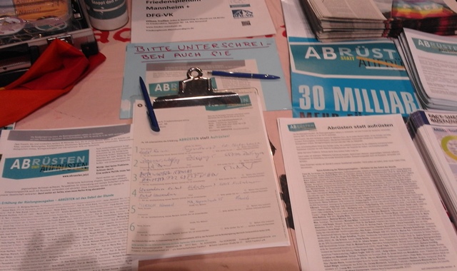 Unterschriftenlisten für Reduzierung von Rüstungsausgaben