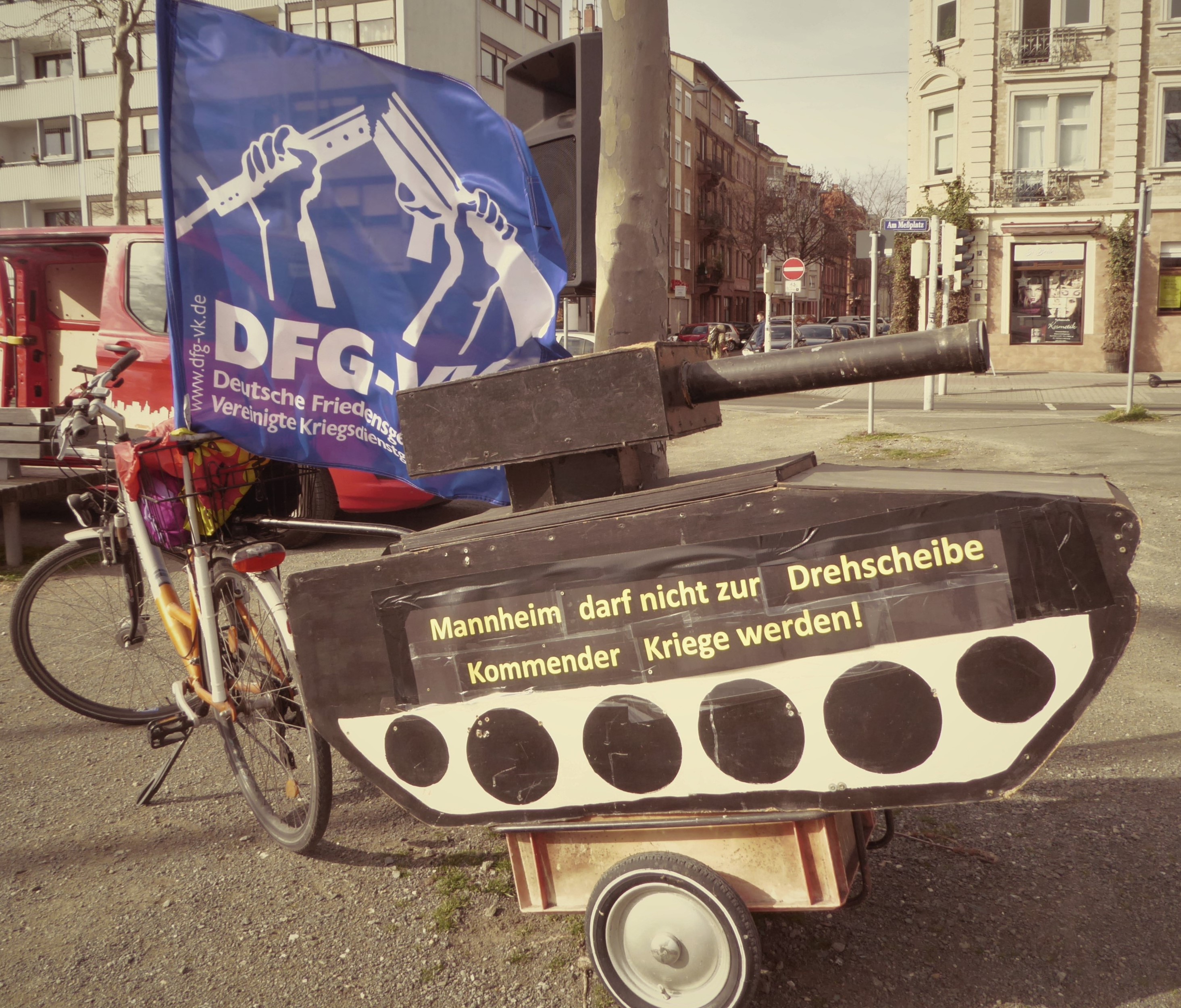 Panzer-Attrappe gegen Defender-Grossmanövefr