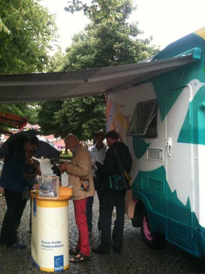 Unterschriftensammlung für 20 Millionen mehr vom Militär Gute Gespräche über Zivile Konfliktbearbeitung