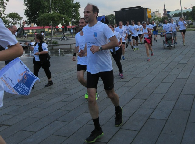 Einlauf der Staffellauf-LäuferInnen