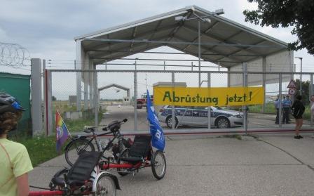 FriedensradlerInnen bei der Kundgebung vor der Coleman-Kaserne für deren Freigabe
