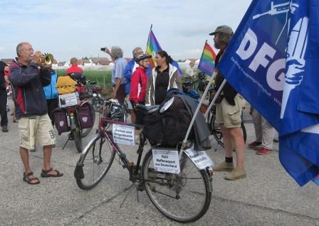 Einer der Friedensradler sorgt bei der Kundgebung mit seiner Trompete für die richtigen Signale.