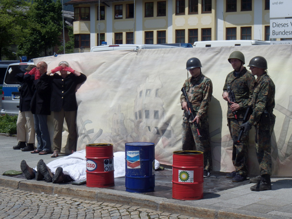 Eine Szene der Antikriegsperformance