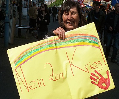 Eine Frau hält ein Schild Eine Frau hält ein Schild