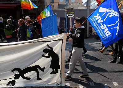 Junge mit DFG-VK-Fahne beim Ostermarsch 2014 in MA; Foto: Thair Al-Hayali Junge mit DFG-VK-Fahne beim Ostermarsch 2014 in MA; Foto: Thair Al-Hayali