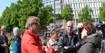 Der SWR interviewt Thomas Trüper beim Ostermarsch 2014 in MA; Foto: Thair Al-Hayali Der SWR interviewt Thomas Trüper beim Ostermarsch 2014 in MA; Foto: Thair Al-Hayali