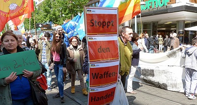 Schildercollage Stopp den Waffenhandel; Foto: Thair Al-Hayali Schildercollage Stopp den Waffenhandel; Foto: Thair Al-Hayali