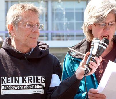 Pfarrerin Anne Ressel redet beim Ostermarsch 2014 in MA Pfarrerin Anne Ressel redet beim Ostermarsch 2014 in MA; Foto: Thair Al-Hayali