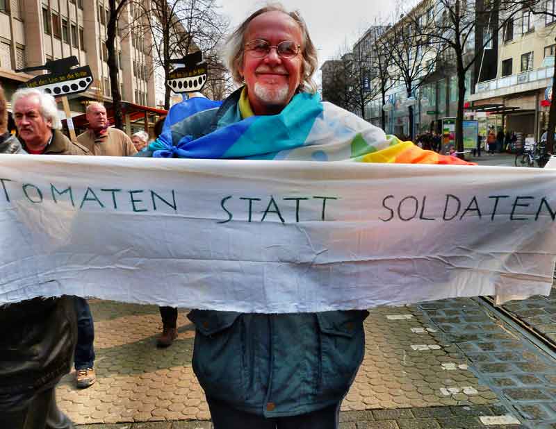 Ostermarsch-Teilnehmer in Mannheim: mit der Waffen der Ironie gegen tötende Waffen des Militärs Ostermarsch-Teilnehmer in Mannheim: mit der Waffen der Ironie gegen tötende Waffen des Militärs