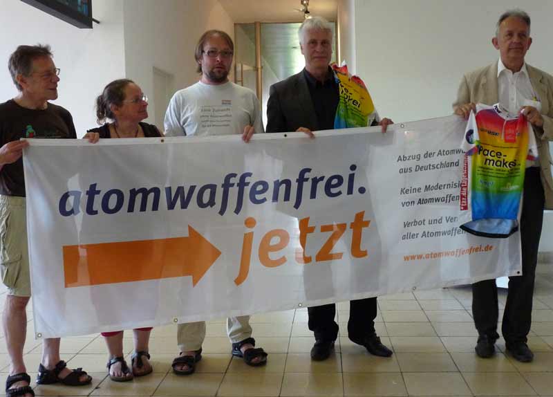 Pressekonferenz zum 8. Pacemakers Radmarathon für atomare Abrüstung, Mannheim 26.7.2012; Teilnehmer von rechts: Hans Lutz, Päsident Württember. Radsportverband und Wolfgang Raufelder, MdL und Stadtrat der Grünen u. a.