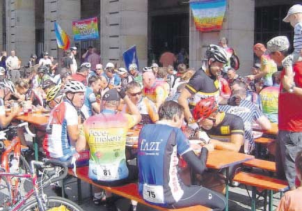 RadlerInnen des Pacemakers Radmarathons für atomare Abrüstung