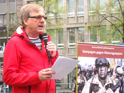 Thomas Trüper spricht beim Ostermarsch in Mannheim am 7.4.2012