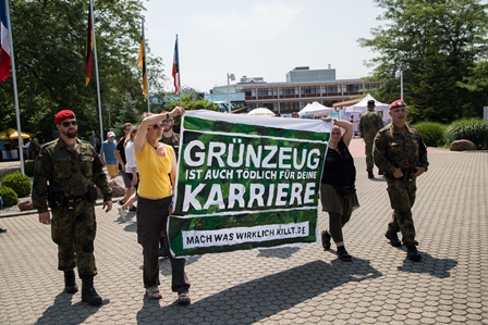 Banneraktion gegen Tag der Bundeswehr in Mannheim